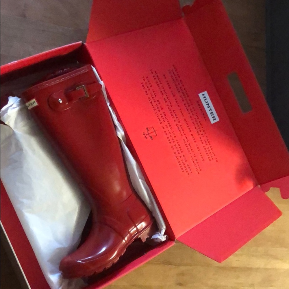 Women size 6 red Hunter rain boots.